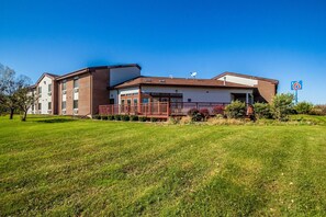 Building design - Motel 6 Saukville, WI (Saukville)