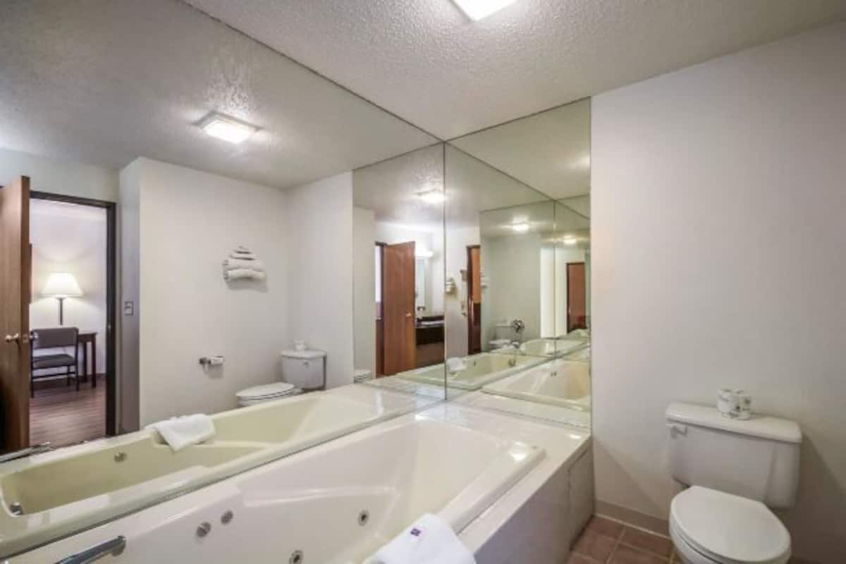 Combined shower/bathtub, deep-soaking bathtub, towels