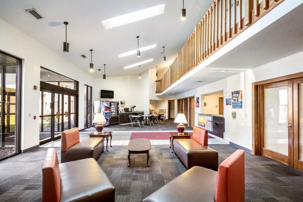 Lobby - Motel 6 Saukville, WI (Saukville)