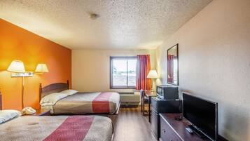 Escritorio, cortinas blackout, cunas gratuitas y wifi gratis