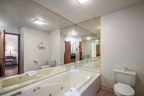 Combined shower/tub, deep soaking tub, towels