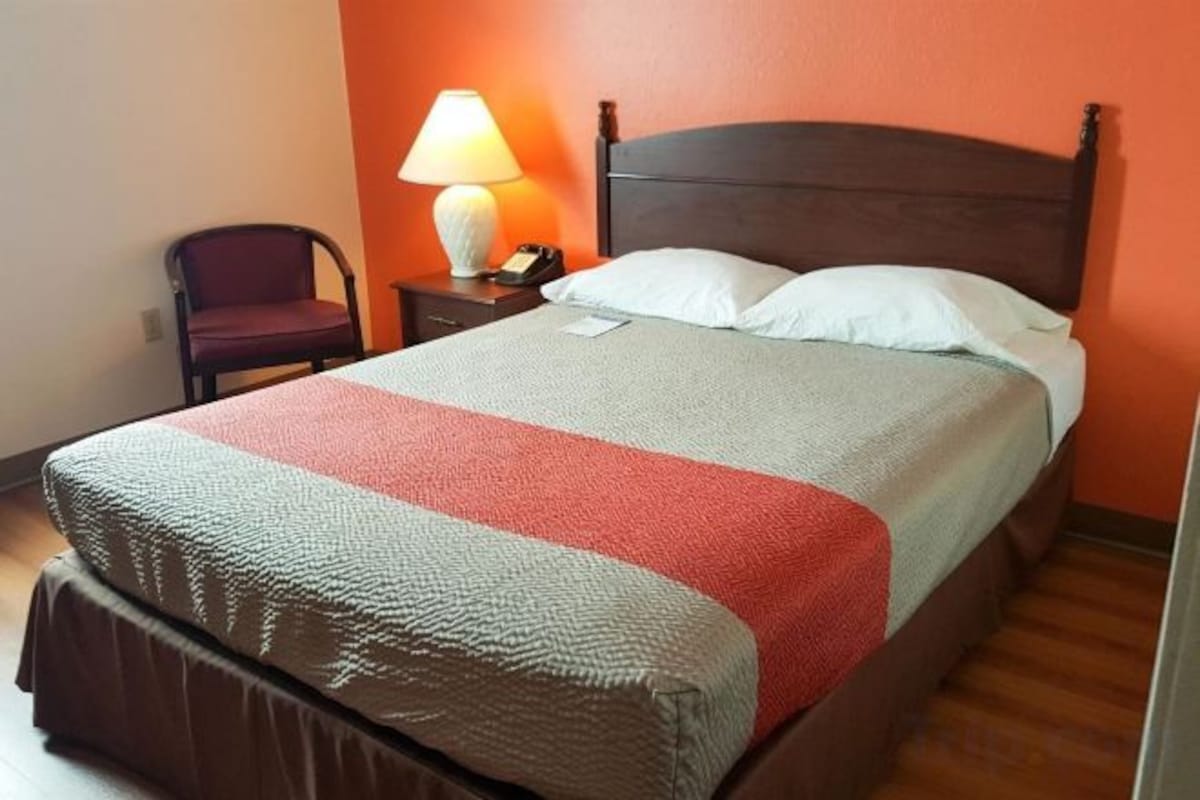 Escritorio, cortinas opacas, cunas gratuitas y wifi gratis
