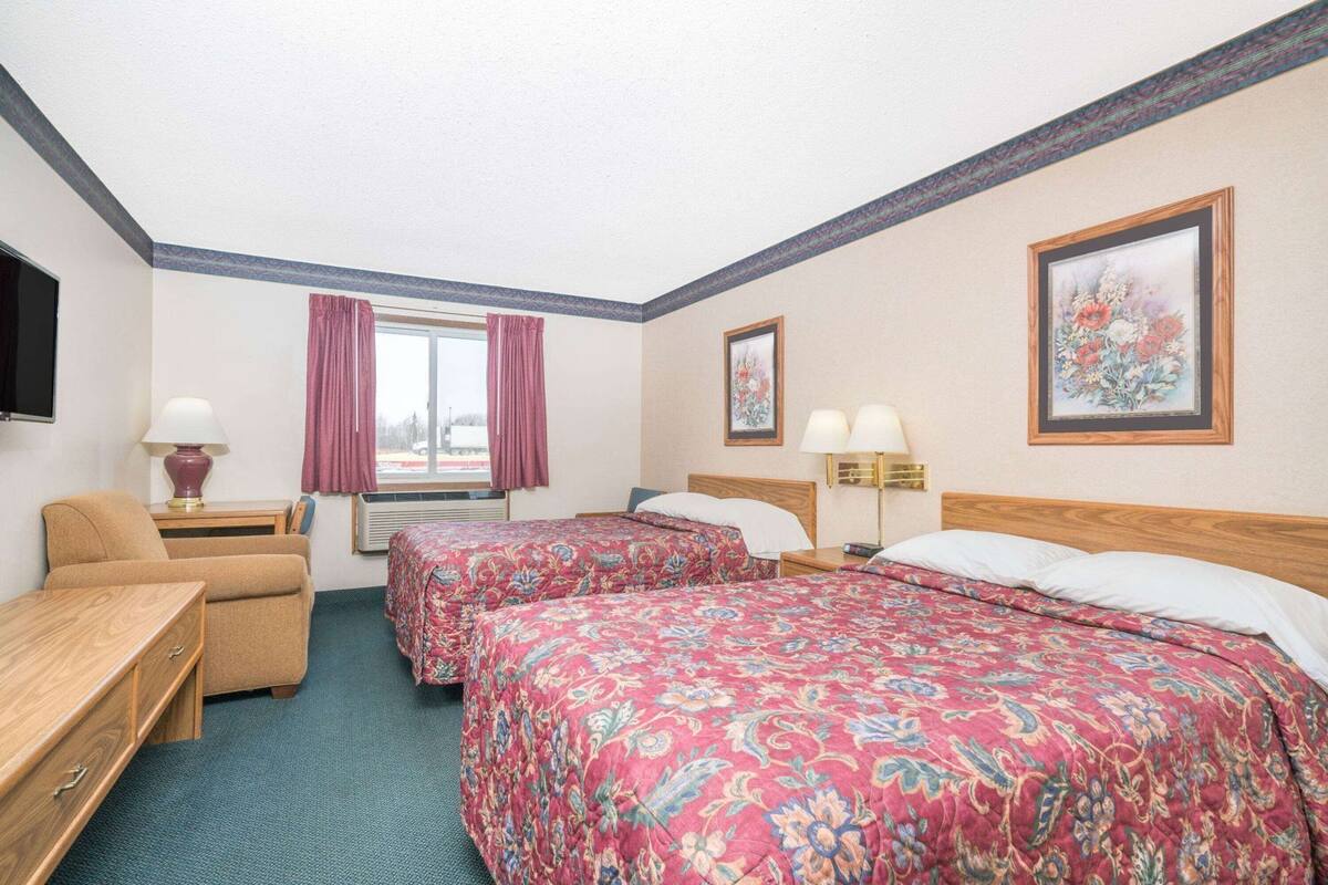 Desk, laptop workspace, blackout curtains, free cots/infant beds