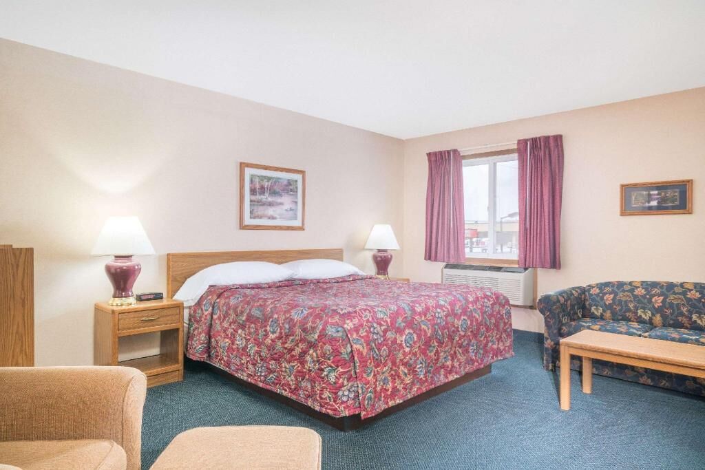 Desk, laptop workspace, blackout curtains, free cots/infant beds