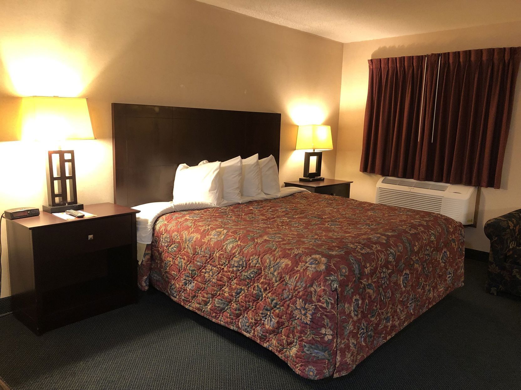 Desk, laptop workspace, blackout curtains, free cots/infant beds