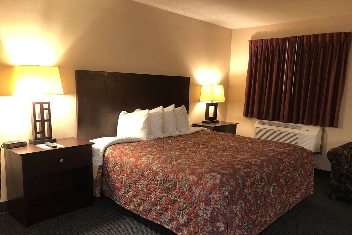 Desk, laptop workspace, blackout curtains, free cots/infant beds