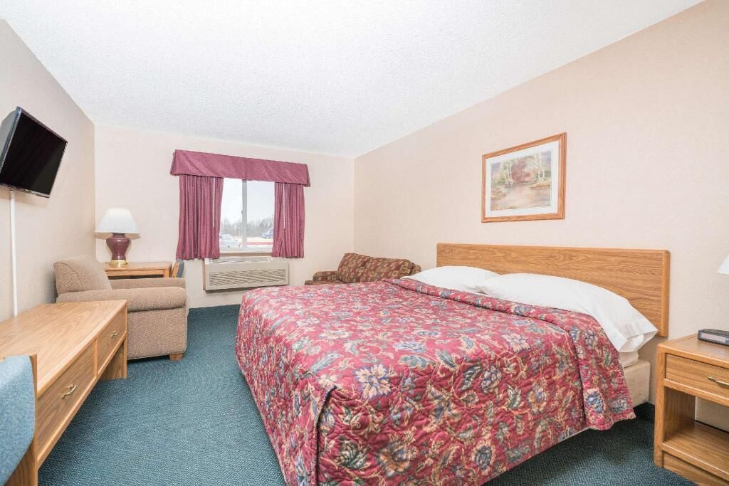 Desk, laptop workspace, blackout curtains, free cots/infant beds