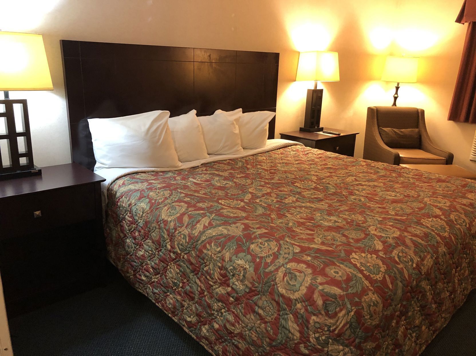 Desk, laptop workspace, blackout curtains, free cots/infant beds