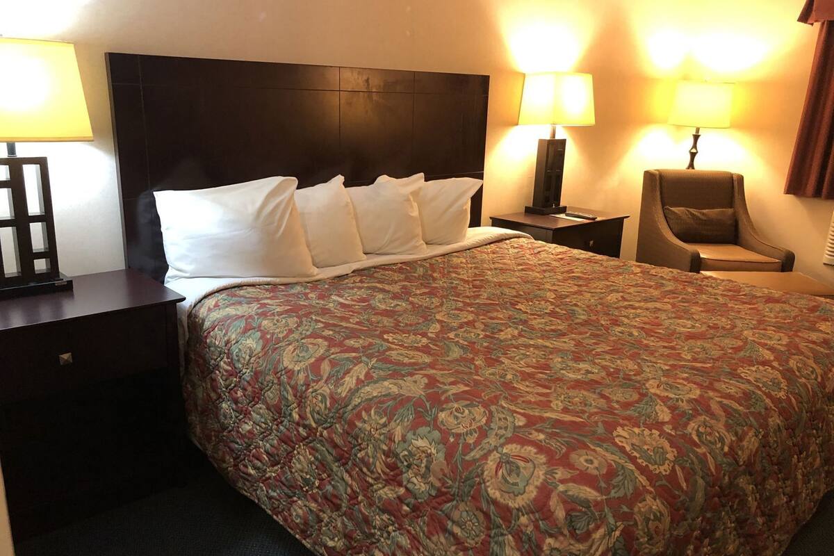 Desk, laptop workspace, blackout curtains, free cots/infant beds