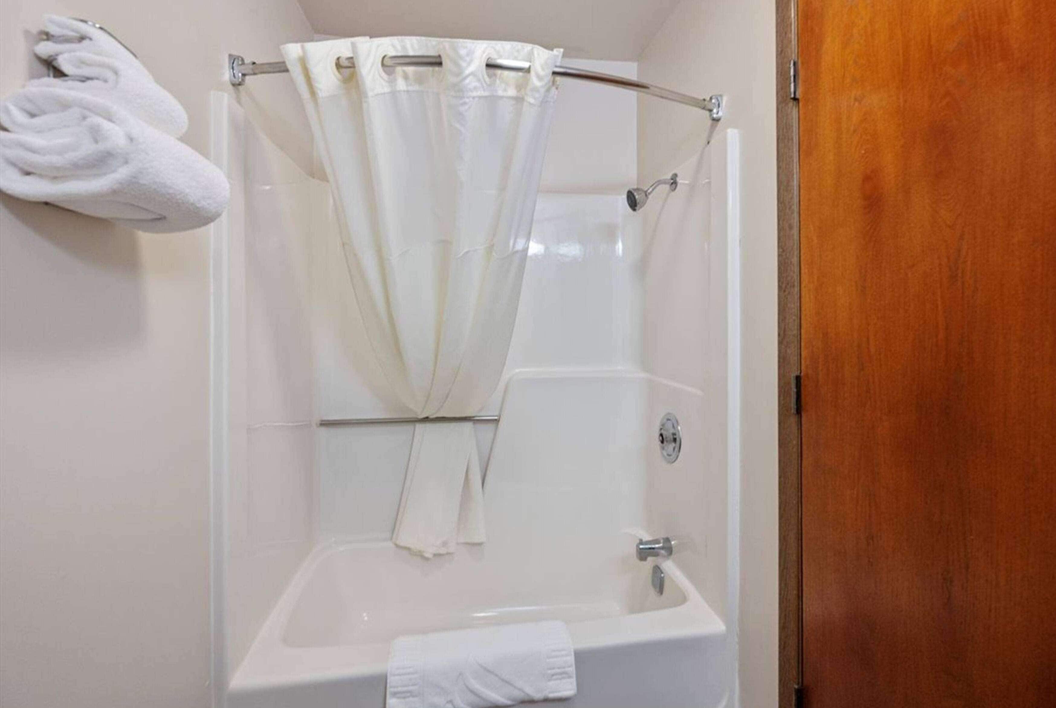 Une salle de bain équipée d’une douche, d’une baignoire et d’un porte-serviettes avec des serviettes.