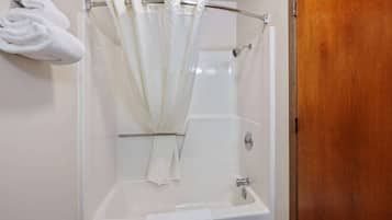 Une salle de bain équipée d’une douche, d’une baignoire et d’un porte-serviettes avec des serviettes.
