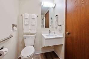 Combined shower/bathtub, hair dryer, towels