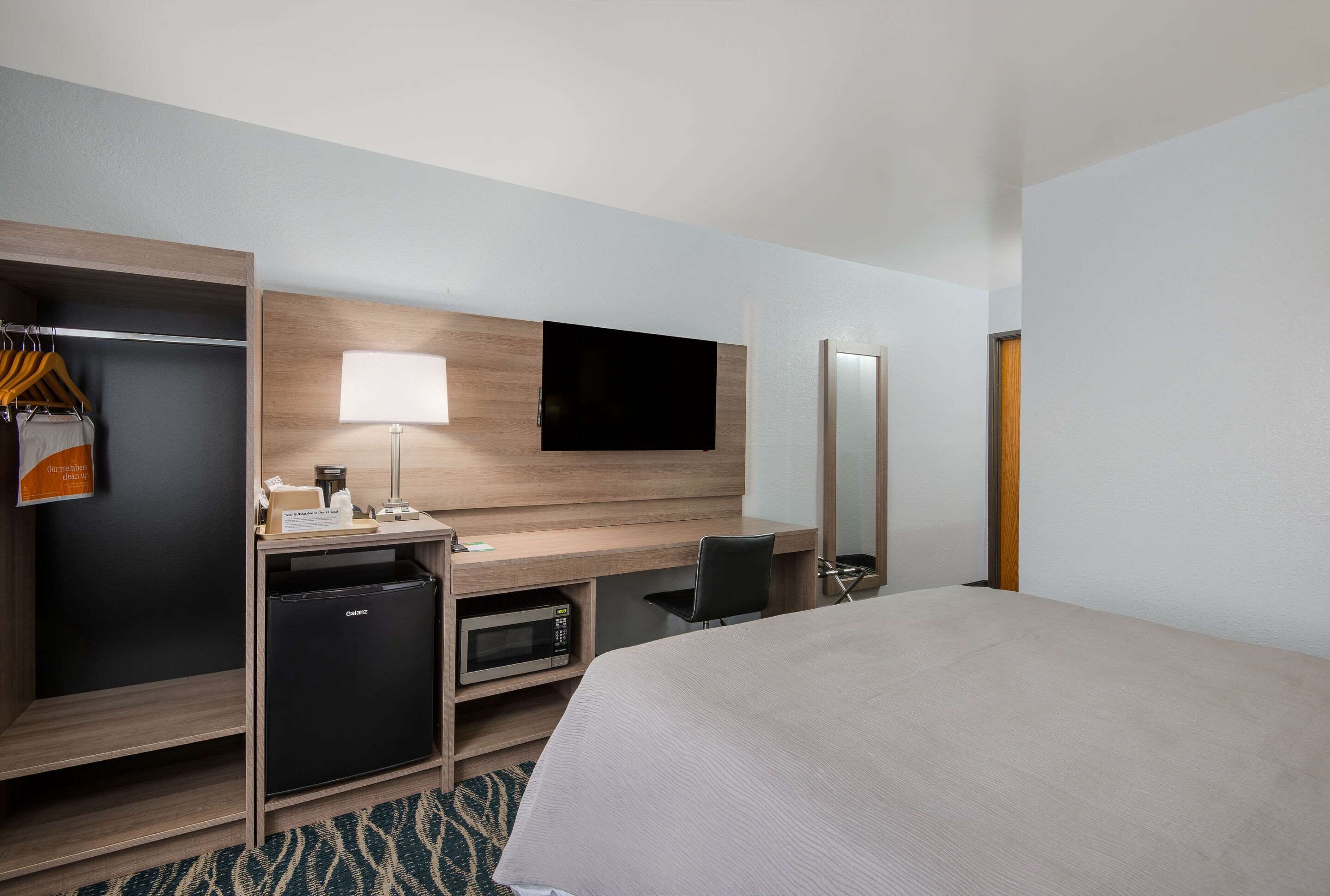 Zimmer, 1 Queen-Bett, barrierefrei, Nichtraucher | Hochwertige Bettwaren, Schreibtisch, Verdunkelungsvorhänge