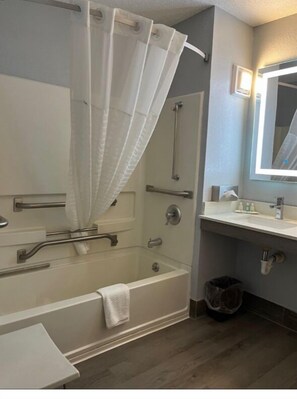 Free toiletries, hair dryer, towels - Quality Inn Oneida near Casino (Oneida)