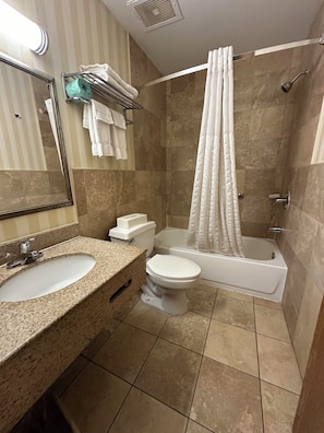 Ensemble douche/baignoire, serviettes fournies