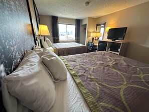 Habitación estándar, 2 camas de matrimonio | Escritorio, cortinas opacas, tabla de planchar con plancha y wifi gratis