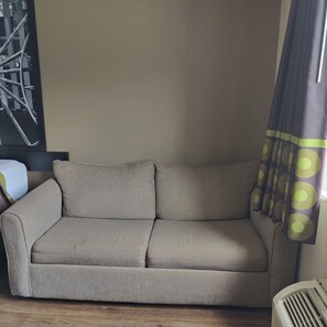 Standardværelse - 2 queensize-senge | Opholdsområde | 32-tommers fladskærms-tv med kabelkanaler, tv