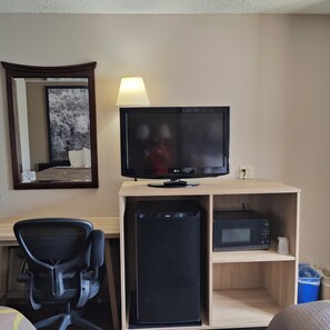 Standardzimmer, 2 Queen-Betten | Wohnbereich | 32-Zoll-Flachbildfernseher mit Kabelempfang, Fernseher