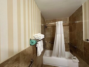 Chambre, 1 très grand lit, accessible aux personnes à mobilité réduite (Mobility Accessible) | Salle de bain | Ensemble douche/baignoire, serviettes fournies