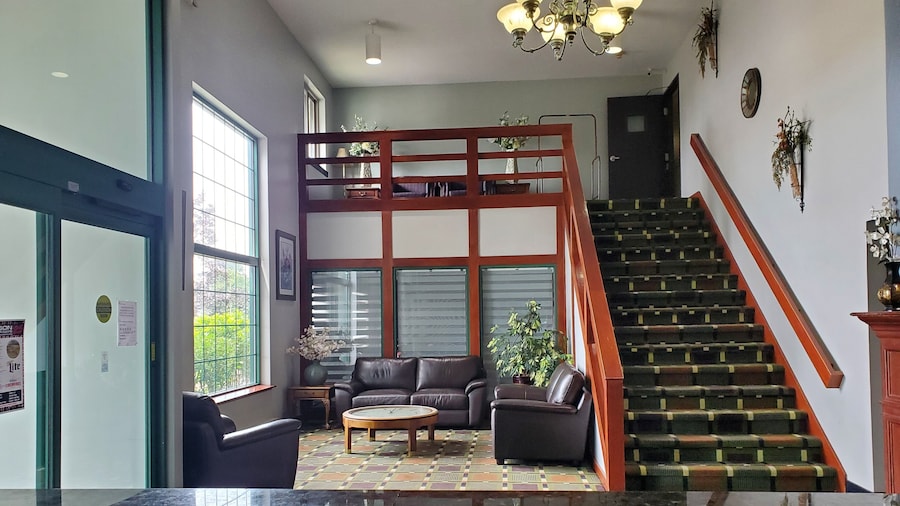 River Hill Inn & Suites