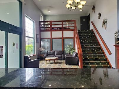 River Hill Inn & Suites