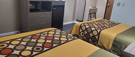 Escritorio, tabla de planchar con plancha, wifi gratis y ropa de cama