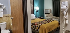 Standard Room, 1 Queen Bed | Bathroom | Free toiletries, hair dryer, towels - River Hill Inn & Suites (Hudson)