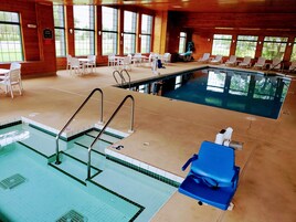 Una piscina techada, una piscina al aire libre