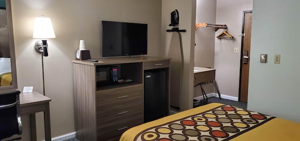 Standard Room, 1 Queen Bed | Desk, iron/ironing board, free cribs/infant beds, rollaway beds