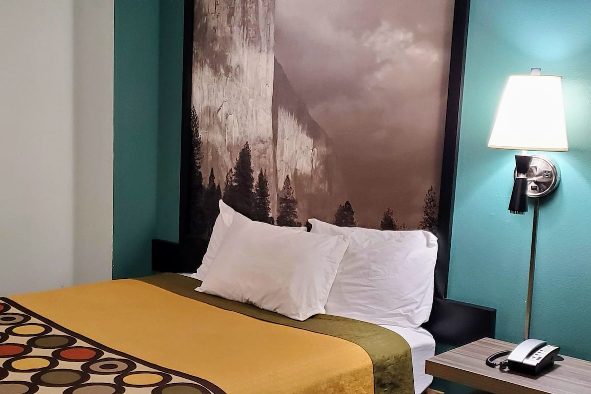 Standard Room, 1 Queen Bed | Desk, iron/ironing board, free cribs/infant beds, rollaway beds
