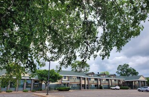 Fachada de la propiedad por la tarde o noche