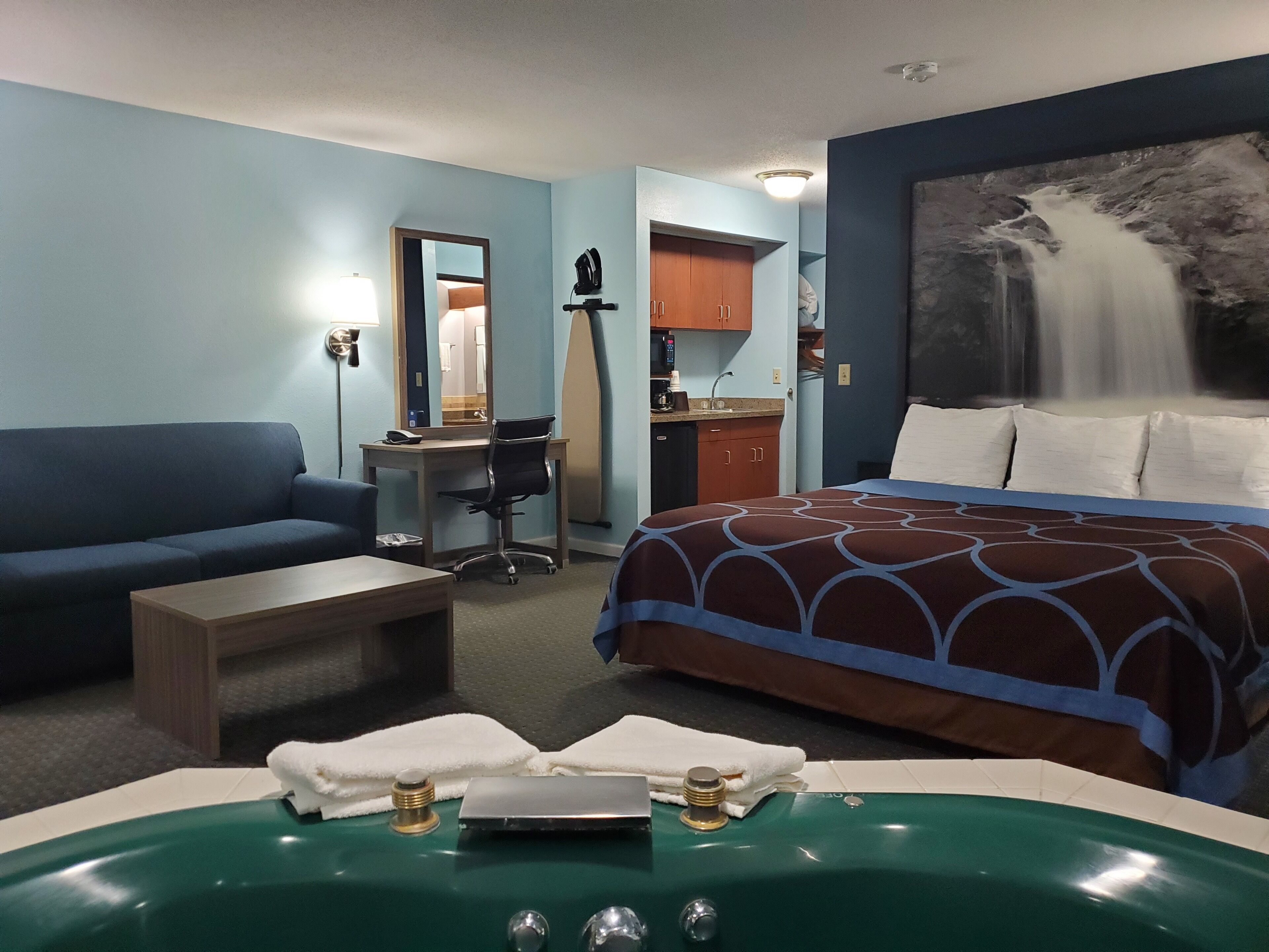 โต๊ะทำงาน, เตารีด/โต๊ะรีดผ้า, Wi-Fi ฟรี, ผ้าปูที่นอน