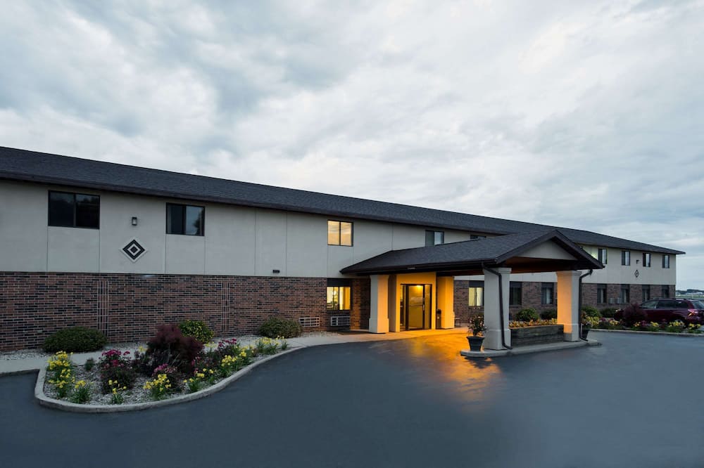 Super 8 by Wyndham Oshkosh Airport