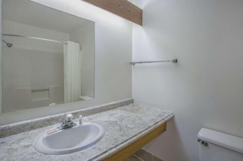 Bathroom | Combined shower/tub, hair dryer, towels