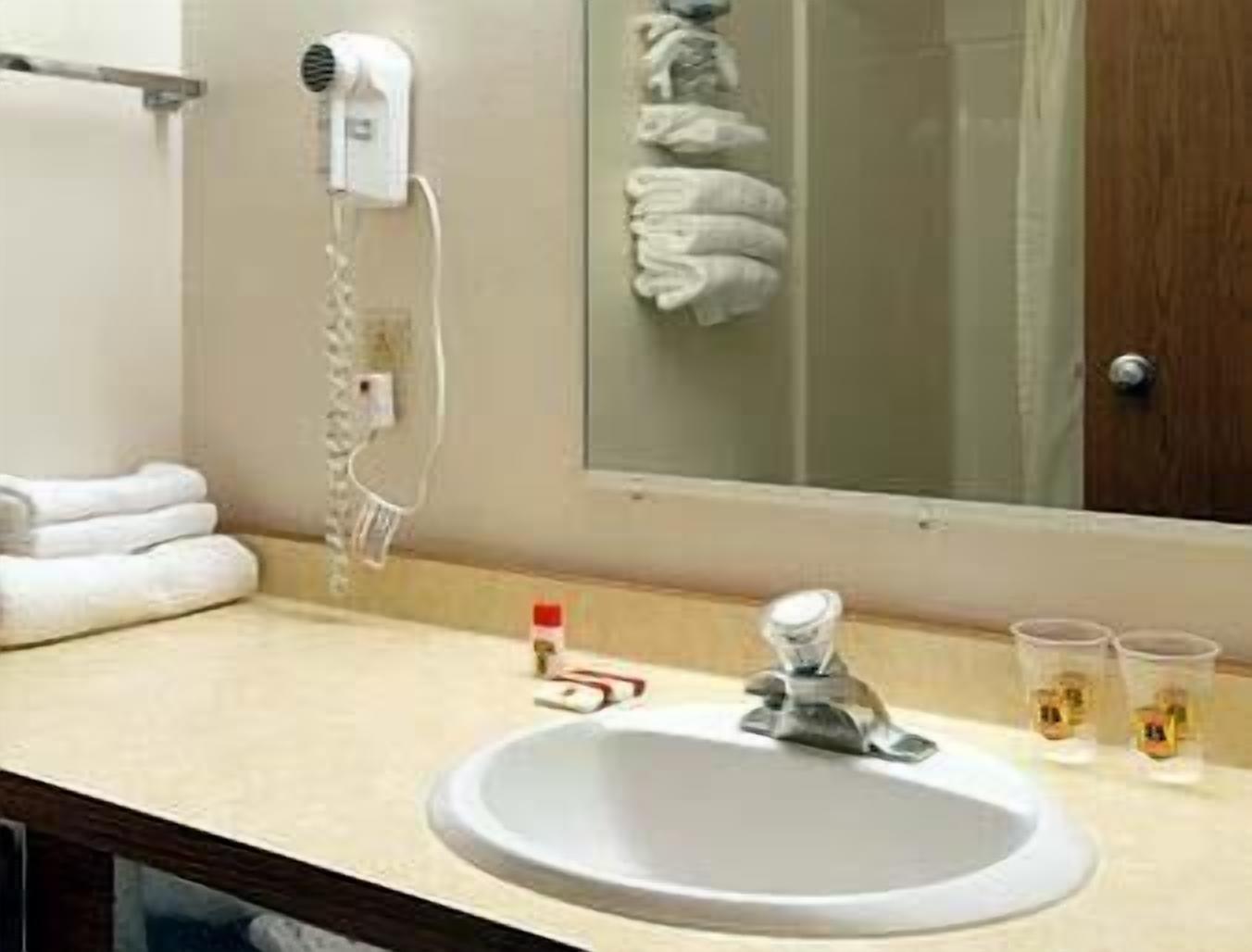 Super 8 by Wyndham Oshkosh Airport