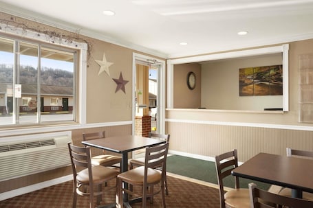 Hall. Super 8 by Wyndham Mifflinville Near Bloomsburg