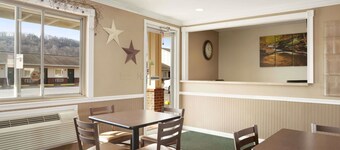 Super 8 by Wyndham Mifflinville Near Bloomsburg