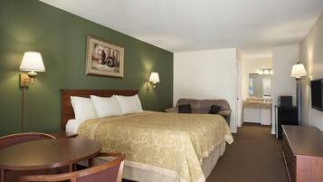 Escritorio, tabla de planchar con plancha, wifi gratis y ropa de cama