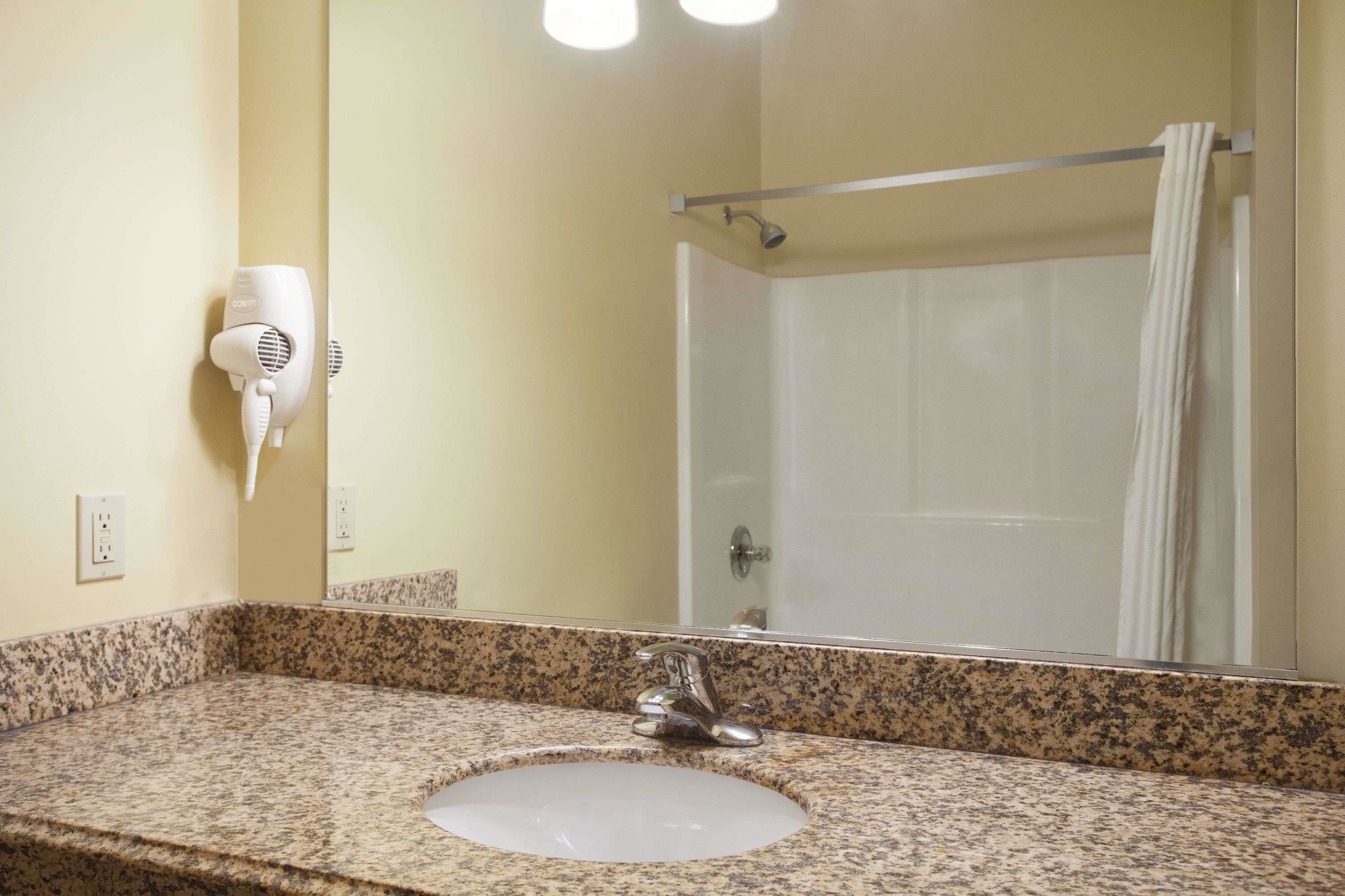 combined shower/bathtub, free toiletries, towels