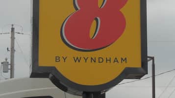 Ein Schild mit dem Schriftzug "Super 8 by Wyndham" und "TRIP ADVISOR HALL OF FAME".