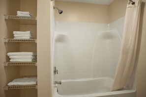 Kamar Standar, 2 Tempat Tidur Queen | Kamar mandi | Kombinasi shower/bathtub, perlengkapan mandi gratis,  dan handuk