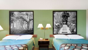 Kamar, 2 Tempat Tidur Queen, Bebas Asap Rokok | Meja kerja, setrika/meja setrika, dan tempat tidur bayi gratis
