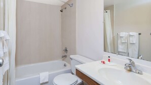 Kombinasi shower/bathtub, pengering rambut,  dan handuk