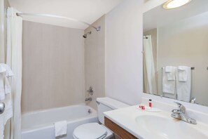 Combined shower/bathtub, hair dryer, towels