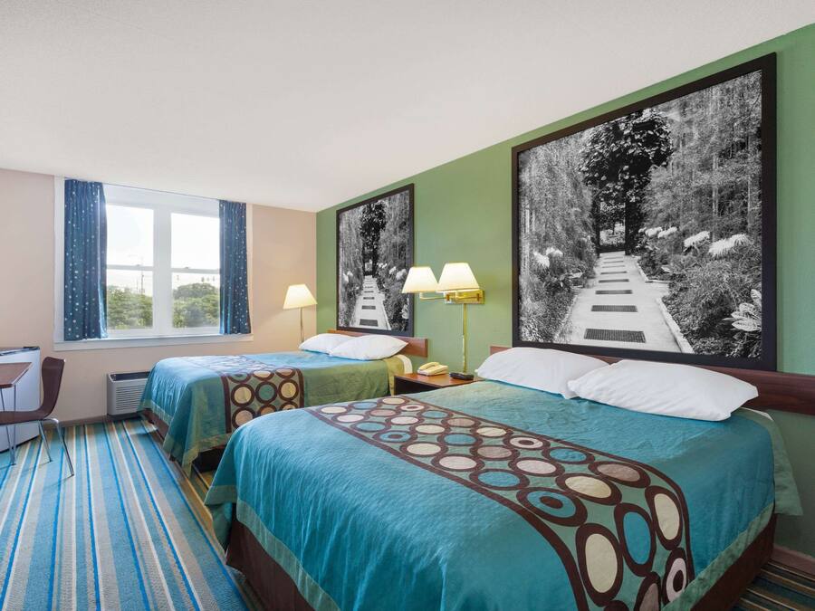 Rum - 2 queensize-sängar - icke-rökare | Skrivbord, strykjärn/strykbräda, gratis barnsängar och gratis wi-fi