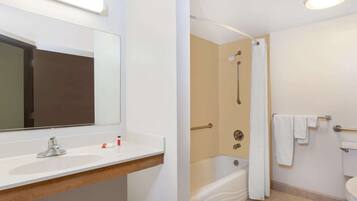 Chuveiro/banheira combinados, secador de cabelo, toalhas de banho