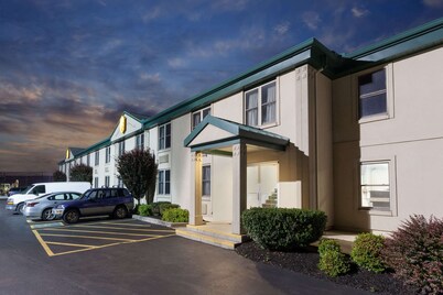 Super 8 by Wyndham Harrisburg Hershey West