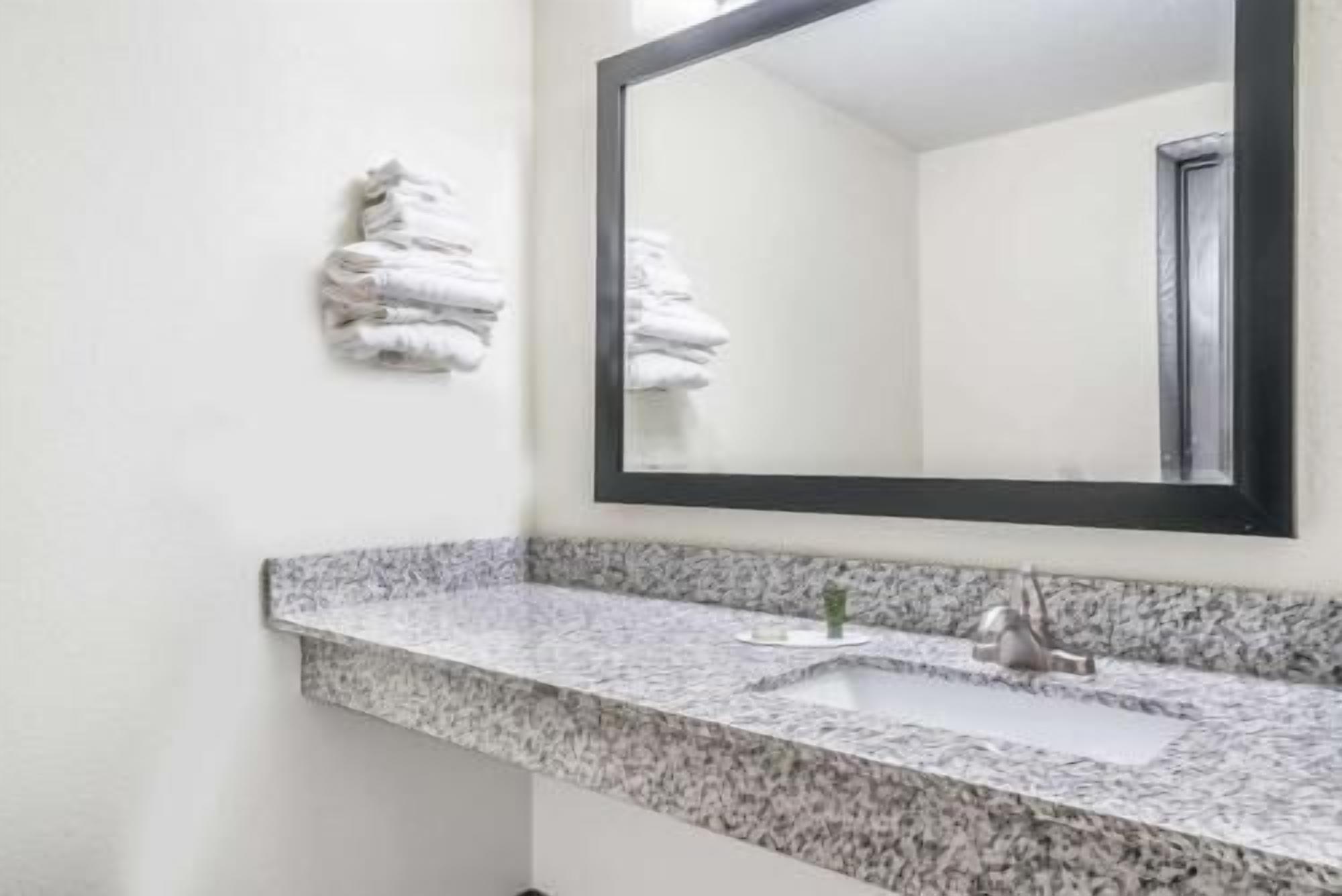 Salle de bain | Ensemble baignoire-douche, articles de toilette (gratuits)