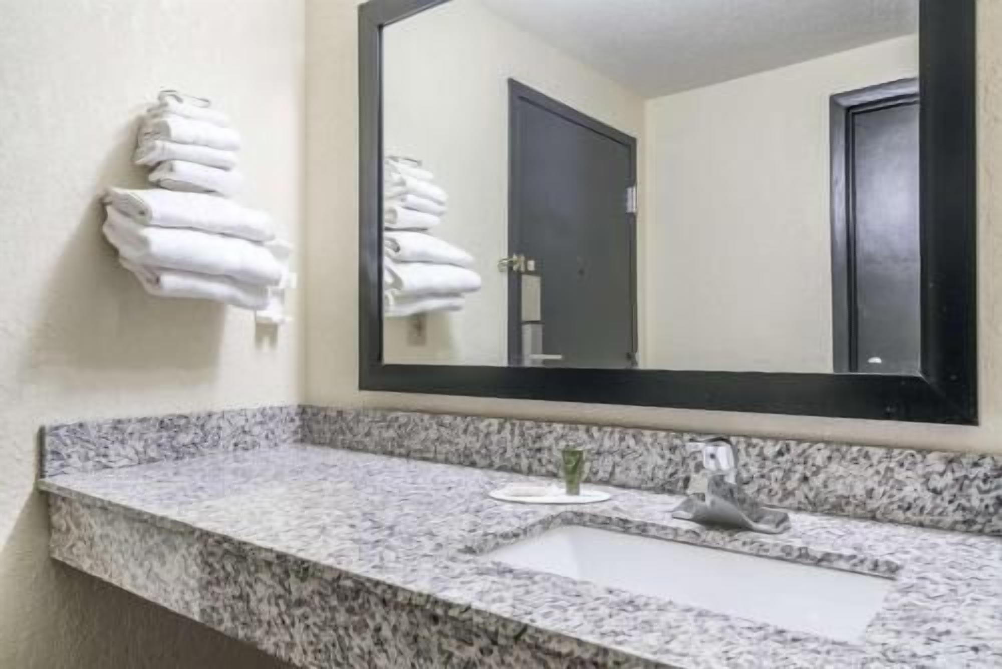 Salle de bain | Ensemble baignoire-douche, articles de toilette (gratuits)