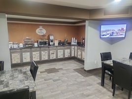 Café da manhã para viagem grátis todos os dias